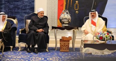 ملك البحرين يستقبل شيخ الأزهر فى مطار قاعدة الصخير الجوية