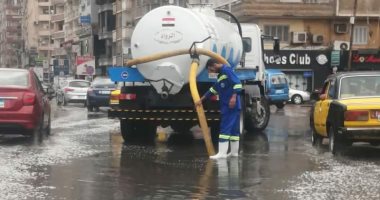 رئيس الصرف الصحى بالإسكندرية: البناء العشوائى فى 2011 سبب ضعف الشبكة.. وعودة فصل مياه الصرف عن الأمطار بعد إلغائها منذ 15 عاما.. وعمال الشركة ينامون فى الشارع تحت الأمطار 7 أيام.. وشتاء دون غرق الإسكندرية.. صور