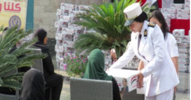 الداخلية توزع عبوات غذائية بالمجان على المواطنين ضمن منظومة أمان.. صور