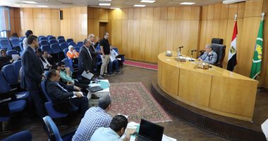 محافظ المنيا يعقد اجتماعاً لمناقشة موقف مشروعات حياة كريمة 
