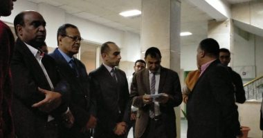 نائب محافظ سوهاج ورئيس الجامعة يتابعان حالة المصابين بحادث الصحراوى الشرقى.. صور