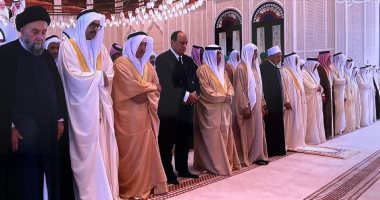 العاهل البحرينى وشيخ الأزهر يؤديان صلاة الجمعة بمسجد قصر الصخير
