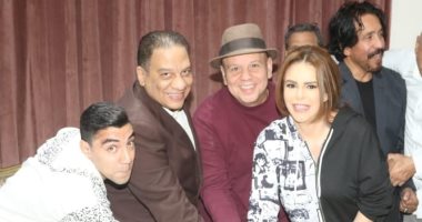 فريق "زقاق المدق" يحتفلون بـ عيد ميلاد دنيا عبد العزيز.. صور