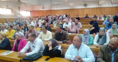 رئيس جامعة حلوان يجرى جولة مفاجئة لكلية التكنولوجيا والتعليم.. صور 