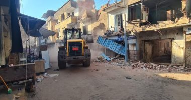 مصرع شخص وإصابة اثنين من أسرة واحدة فى انهيار جزئى لعقار بالدقهلية.. صور