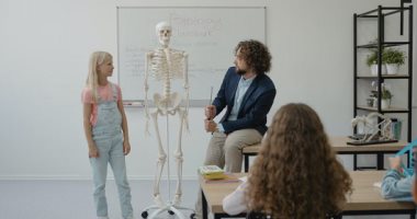 أخلاقنا الجميلة.. كيف تعلم أطفالك احترام المعلمين داخل المدرسة؟