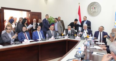 وزير التعليم العالى يُسلم عقود دعم 67 مشروعا بحثيا بـ106 ملايين جنيه.. عاشور: برامج مخصصة لمواجهة تغير المناخ.. وإنشاء صندوق التمويل الأخضر بمخصصات 100 مليون.. محيى الدين: للجامعات دور فى نشر ثقافة تغير المناخ
