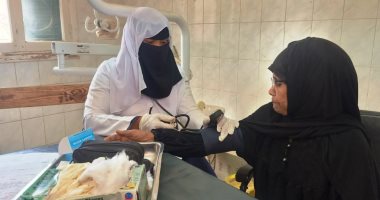 إجراء الكشف والعلاج المجانى لـ 3219 مواطناً خلال قافلة طبية بأسوان.. صور