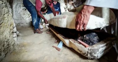 موقع أجنبى يبرز الاكتشافات الأثرية في سقارة.. وزاهى حواس: 70 من آثارنا تحت الأرض