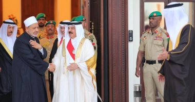 ملك البحرين يودع شيخ الأزهر بعد زيارة رسمية للمملكة استمرت عدة أيام