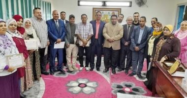 وكيل تعليم الوادي الجديد يكرم فريق القوافل التعليمية لدعم طلاب قرى الأربعين