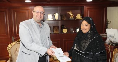 محافظ بنى سويف يلتقى الحاجة رضا "سيدة الكرنك" ويقرر تخصيص شقة لها.. صور