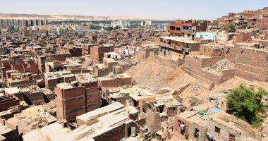 من "ربع الخراب" إلى "الصحابى".. تطوير العشوائيات جهود متواصلة للدولة فى أسوان.. مشروعات التطوير تستفيد منها 853 أسرة.. الأهالى: الواقع تغير للأفضل.. والمحافظ: لن نسمح بإعادة إنشاء أى منازل على مخرات السيول
