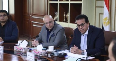 وزير الصحة يناقش خطة زيادة أسرة الرعاية المركزة والحضانات ببنى سويف.. صور