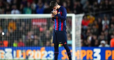 بيكيه يودع جماهير برشلونة بالدموع فى ليلة اعتزاله.. صور