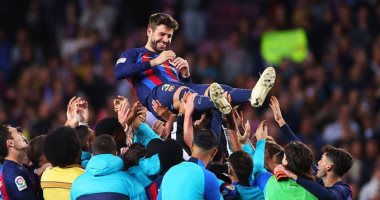 بيكيه يودع جماهير برشلونة بالدموع فى ليلة اعتزاله بملعب كامب نو