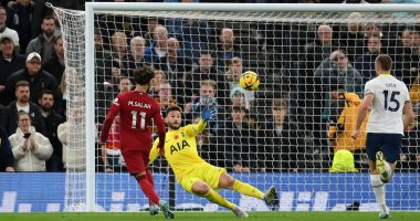 محمد صلاح يحتفى بإحرازه هدفين فى فوز ليفربول على توتنهام بالدورى الإنجليزى