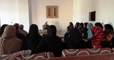 "القومى للمرأة" ينظم 25 من جلسات الدوار لتوعية 1237 سيدة ورجلا بإدفو.. صور