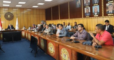 وزير القوى العاملة يلتقى العاملين بصندوق إعانات الطوارئ ويوجه بتحسين أوضاعهم
