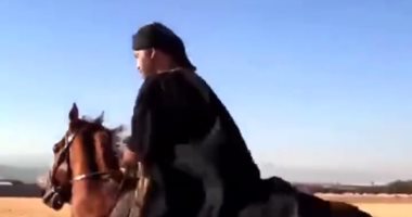 عاصى الحلانى على ظهر خيل فى فيديو جديد.. ويعلق: الخيل والليل والبيداء تعرفنى