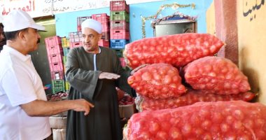محافظ أسوان يتفقد حركة البيع والشراء بسوق الجملة للخضراوات والفاكهة.. صور 