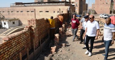 محافظ أسوان يتفقد ساحة تخريد السيارات المتقادمة وإحلالها بجديدة تعمل بالغاز.. صور