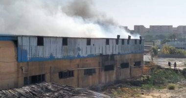 حريق يلتهم مصنع أحذية بمنطقة الكيلو 26 فى العامرية بالإسكندرية.. صور