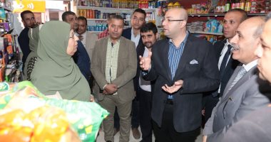 محافظ بني سويف يتفقد المحال والسلاسل التجارية للاطمئنان على توافر كافة السلع