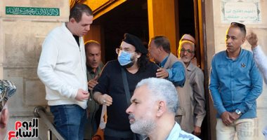 وصول جثمان شقيق المطرب أبو الليف إلى مسجد العمرى لأداء صلاة الجنازة بالإسكندرية.. صور