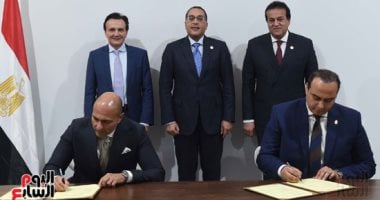 رئيس الوزراء يشهد مراسم توقيع مذكرة تفاهم بين "الرعاية الصحية" و"أسترازينيكا"
