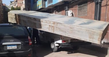 تحطم سيارة ملاكي بعد سقوط لوحة إعلانية عليها في الغربية
