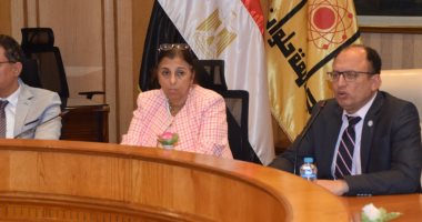 رئيس جامعة حلوان يجتمع بفريق مجمع الإبداع ووحدة التصنيف الدولى