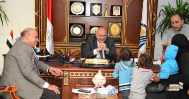 محافظ قنا يستقبل 106مواطنين بمكتبه لبحث شكواهم.. صور