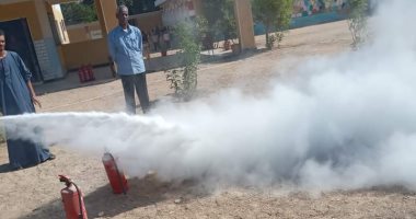 تدريب عملى لطلاب الإعدادية بأسوان على كيفية استخدام طفايات الحريق