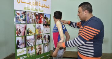 "التضامن" تسلم أجهزة تعويضية وأطراف صناعية فى قرى ومراكز أسوان