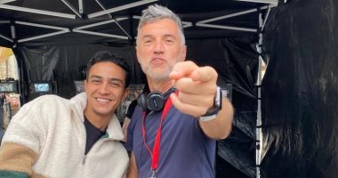 أحمد غزي ينشر صورة مع مخرج مسلسل The Crown