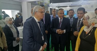 وزير التعليم العالى يتفقد جناح الوزارة فى المنطقة الخضراء لـCop27