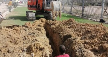 رئيس حى العامرية أول بالإسكندرية يتابع أعمال مد شبكة الغاز بالطريق الصحراوى