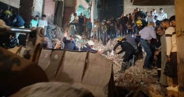 مباحث الجيزة تستمع لأقوال شهود العيان لكشف ملابسات انهيار عقار بإمبابة.. صور