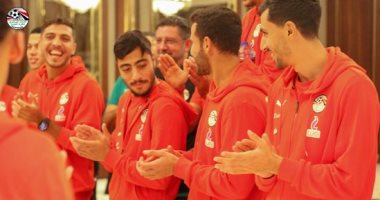  منتخب مصر  يحتفل بعيد ميلاد أكرم توفيق   
