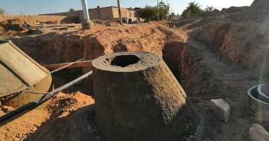 حياة كريمة: متابعة تنفيذ أعمال الصرف الصحى بقرية توماس وعافية بأسوان