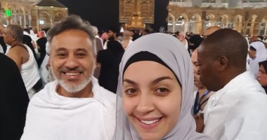 إيهاب فهمى يؤدى مناسك العمرة بصحبة زوجته.. صور