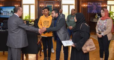 محافظ الإسكندرية يكرم أسرة أمين شرطة استشهد أثناء أداء واجبه فى إخماد حريق