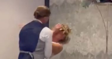 مشهد عريس يلطخ وجه عروسه بكعكة الزفاف يثير الجدل على مواقع التواصل.. فيديو