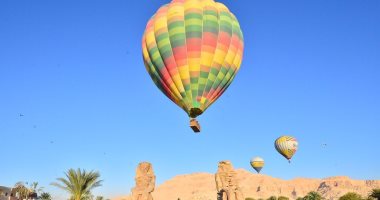 سماء الأقصر تشهد تحليق 28 رحلة بالون طائر على متنها 560 سائحا.. صور
