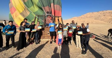 جميلات العالم يستمتعن بدفء الشتاء ورحلات البالون الطائر غرب الأقصر.. صور