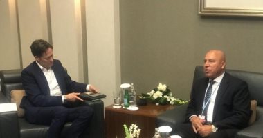 وزير النقل يلتقى رئيس سيمنز لمتابعة تركيب شبكة القطار الكهربائى السريع