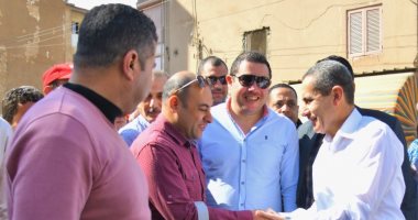 محافظ الغربية يتفقد القوافل الطبية والاجتماعية والغذائية فى أبو شاهين بالمحلة