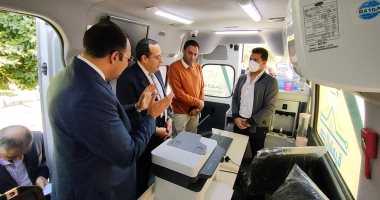 سيارة الشهر العقارى تقدم خدماتها للمواطنين فى شوارع العريش بشمال سيناء