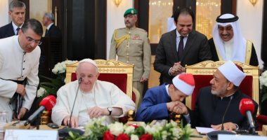 الطفل عمر علي يفتتح اجتماع مجلس حكماء المسلمين وكبار رجال الكنيسة الكاثوليكية بتلاوة القرآن